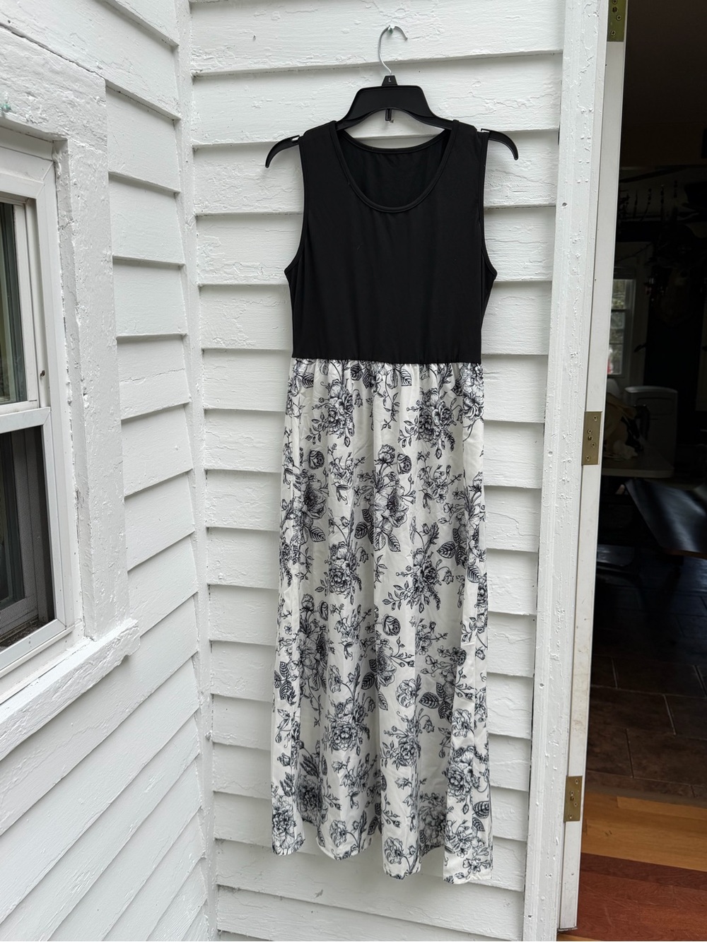 Black & White Rose Bush ๐น๐ฅ Maxi Dress - Picture 2 of 5